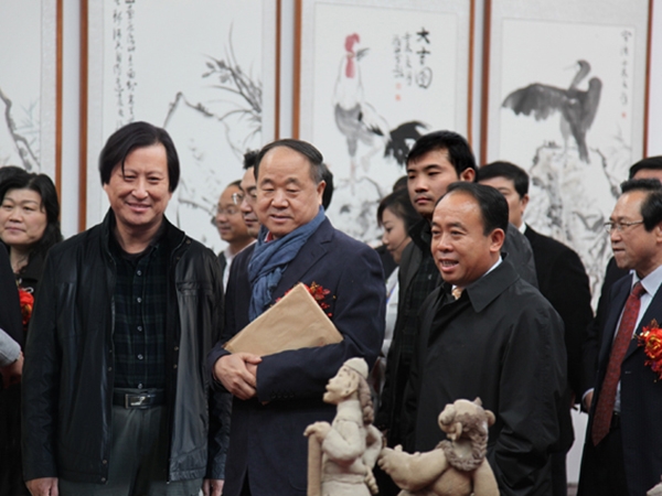 中國(guó)作家協(xié)會(huì)副主席、2012年度諾貝爾文學(xué)獎(jiǎng)獲得者莫言與總經(jīng)理傅紹相在一起。