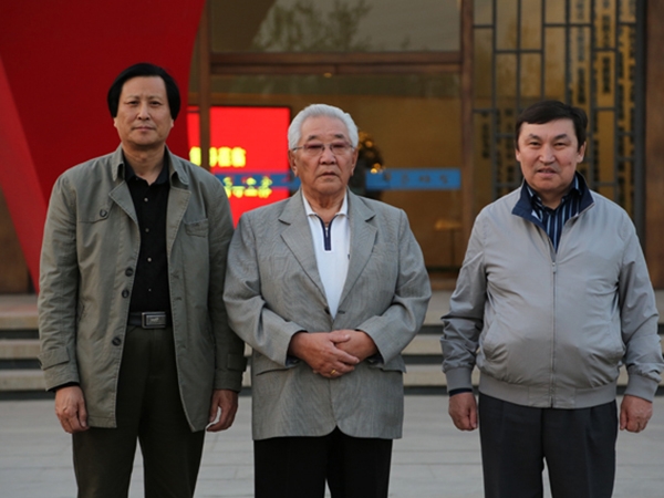 蒙古國(guó)前總理宮嘎·道爾基、現(xiàn)任議員巴克先生來華藝雕塑視察指導(dǎo)，并題字留念，及進(jìn)行項(xiàng)目洽談合作等。傅紹相總經(jīng)理陪同參觀并向客人介紹雕塑藝術(shù)。