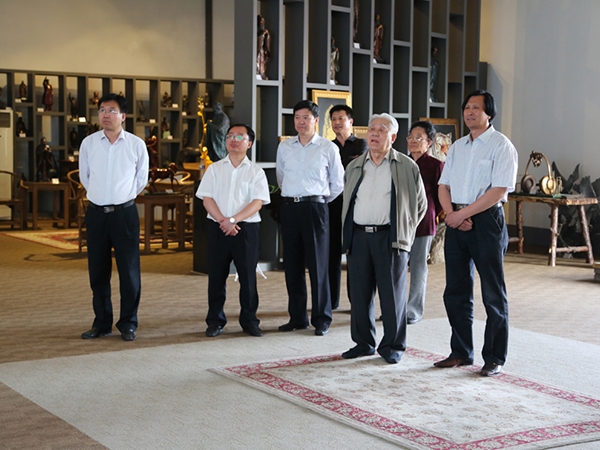 原中國(guó)人民解放軍海軍司令員石云生上將一行在濰坊原市人大副主任王永興、臨朐縣劉裕斌縣長(zhǎng)的陪同下來華藝視察指導(dǎo)并題字留念，傅紹相總經(jīng)理向客人介紹雕塑藝術(shù)。