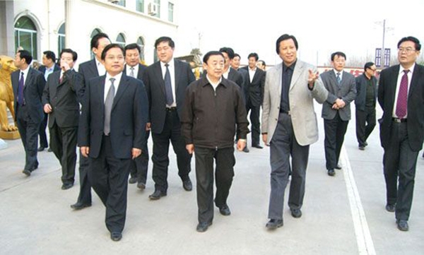 山東省委副書記、省長(zhǎng)韓寓群、濰坊市委書記張新起一行蒞臨華藝雕塑參觀指導(dǎo)，傅紹相總經(jīng)理介紹雕塑藝術(shù)