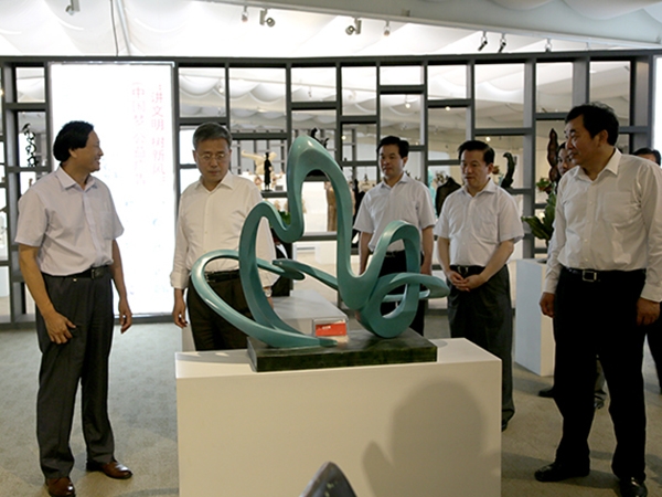 山東省委副書記，山東省人民政府郭樹清省長(zhǎng)，濰坊市委杜昌文書記，濰坊市劉曙光市長(zhǎng)等領(lǐng)導(dǎo)來華藝雕塑視察指導(dǎo)，臨朐縣委書記顧建華陪同參觀，傅紹相總經(jīng)理介紹企業(yè)情況及雕塑藝術(shù)。