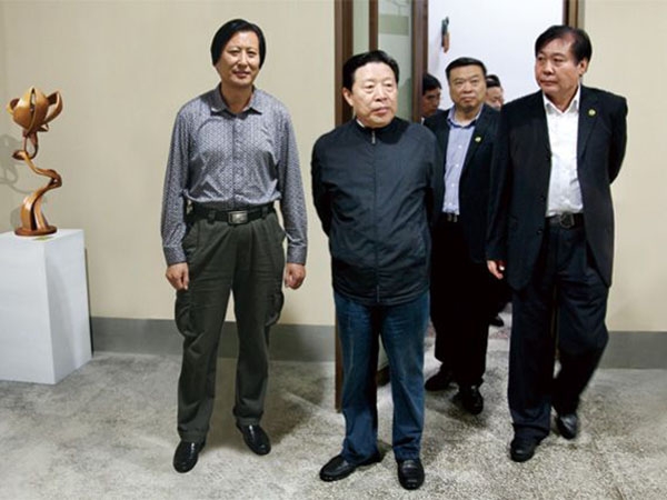 全國(guó)政協(xié)副主席、中國(guó)文聯(lián)主席孫家正在濰坊市政協(xié)主席趙興濤等領(lǐng)導(dǎo)陪同下參觀華藝雕塑坊茨小鎮(zhèn)雕塑館，孫主席對(duì)華藝雕塑給予高度評(píng)價(jià)，傅紹相總經(jīng)理介紹雕塑藝術(shù)