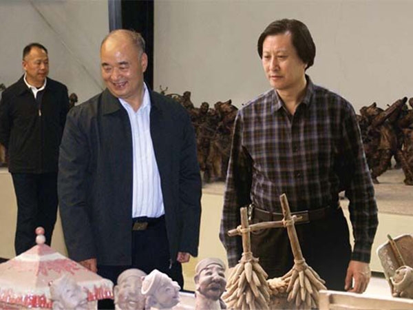 中央政治局委員、中央軍事委員會(huì)副主席許其亮來華藝雕塑視察指導(dǎo)，傅紹相總經(jīng)理介紹雕塑藝術(shù)